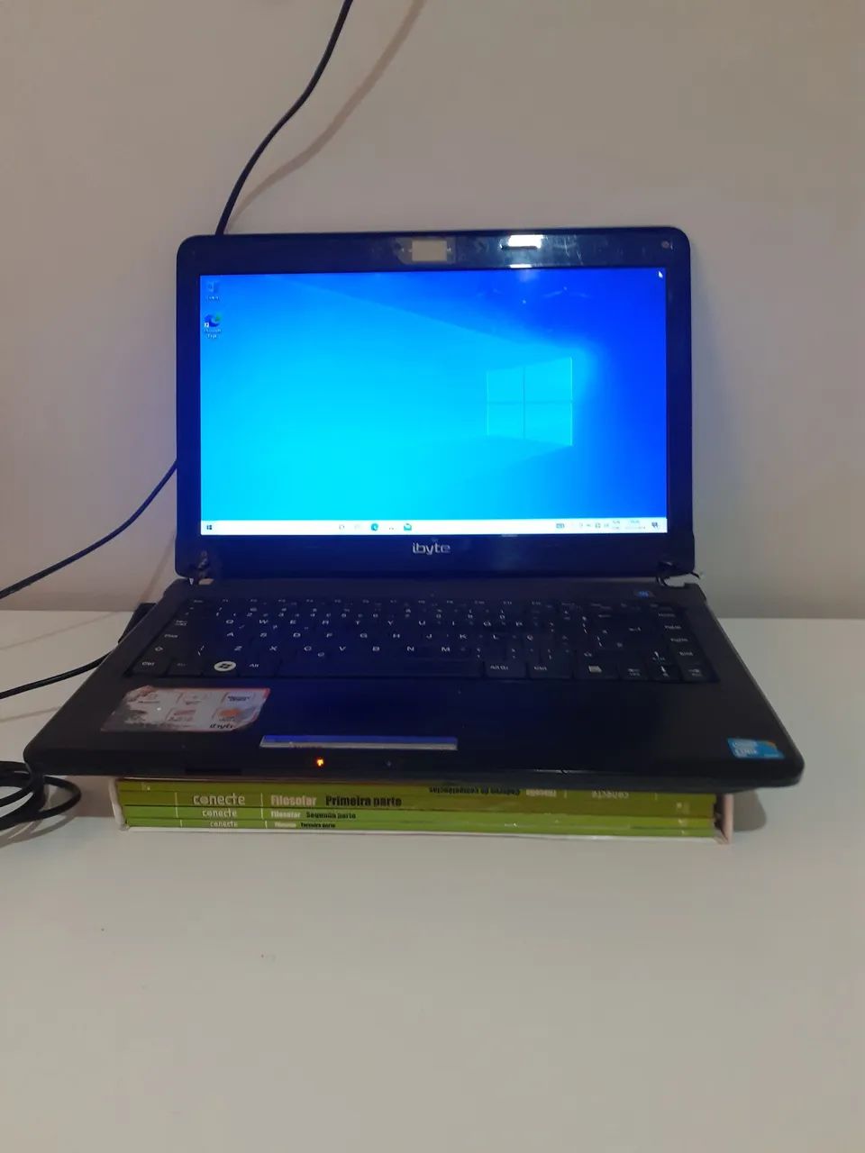 Notebook usado formatado com carcaça quebrada