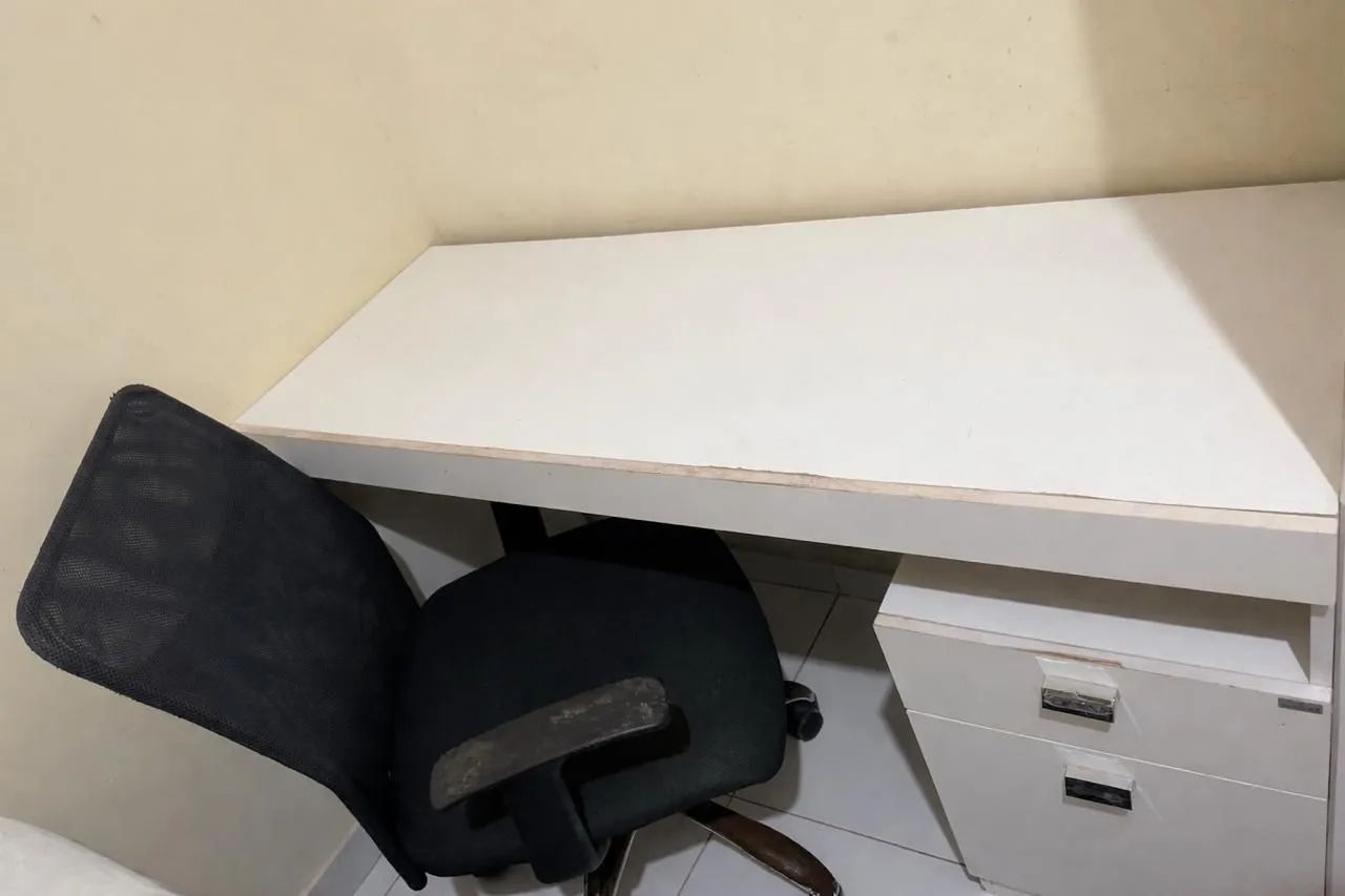 Vende-se escrivaninha e cadeira para estudantes 