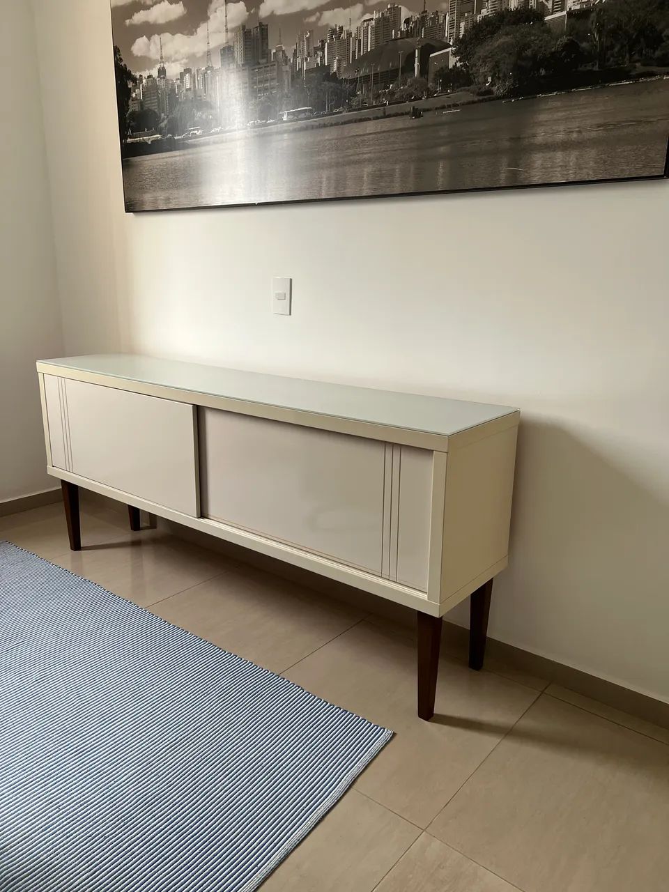 Buffet com tampo de vidro laqueado