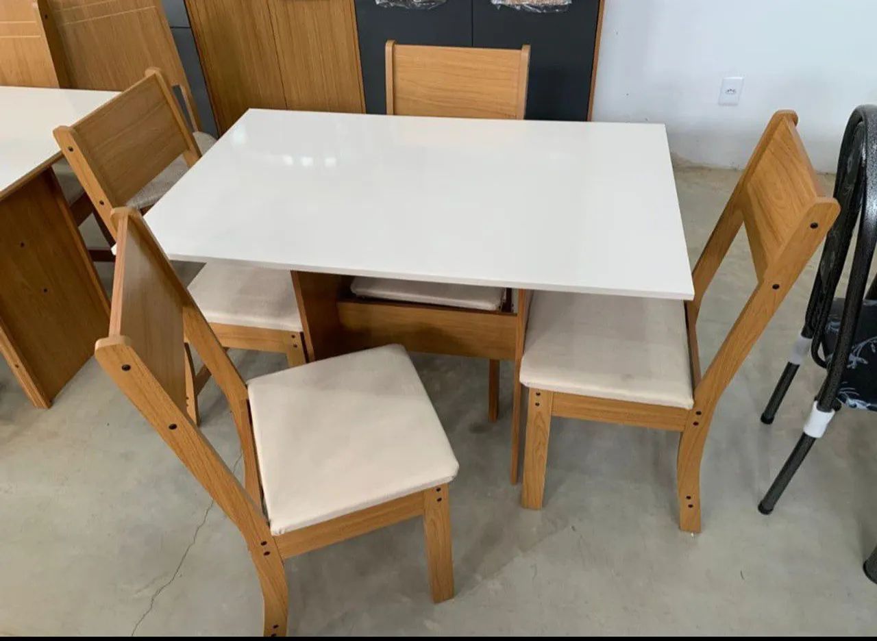 MESA COM 4 CADEIRAS NOVA 