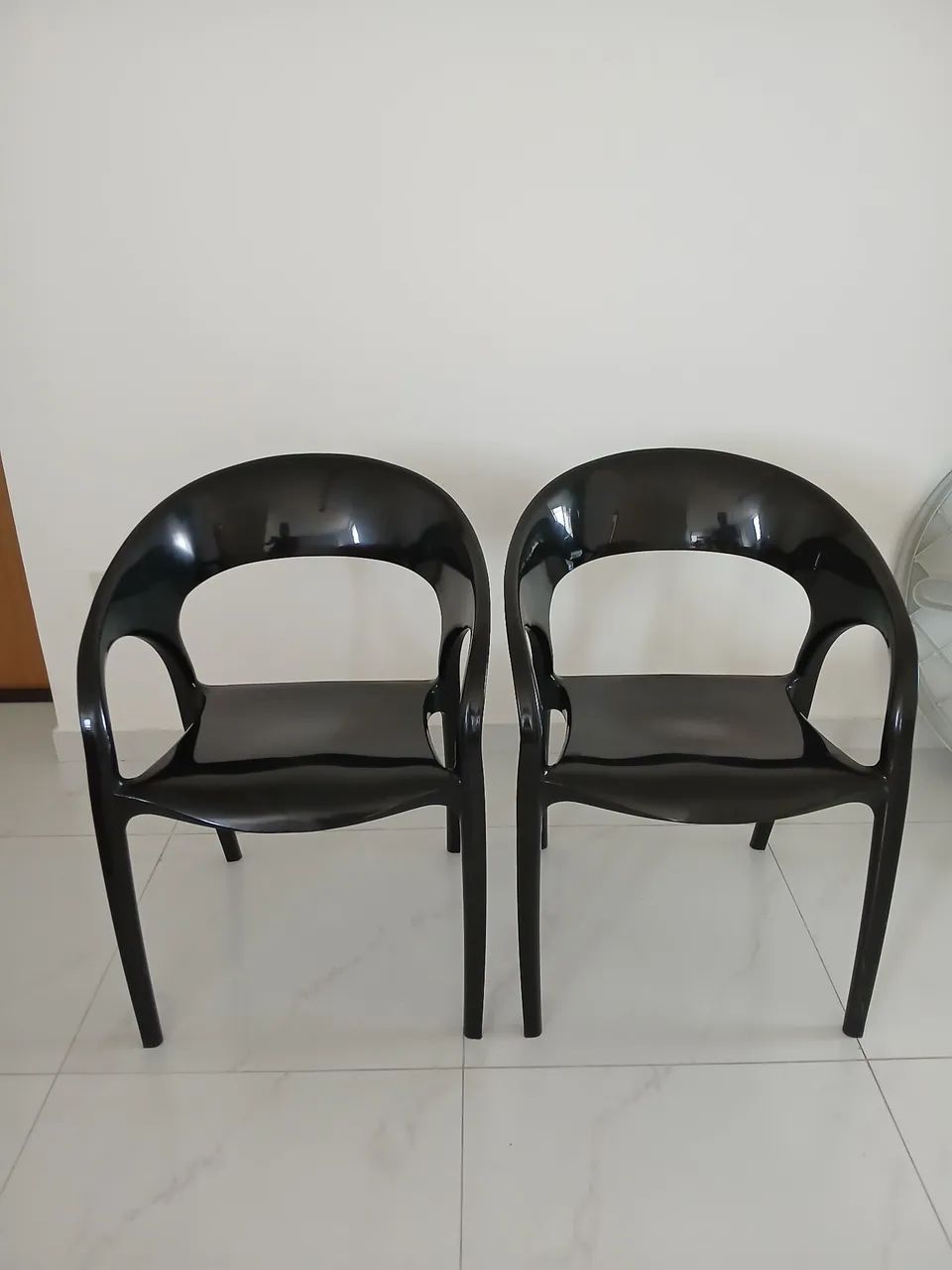 Vendo linda cadeira em plastico resistente usada - Foto 5
