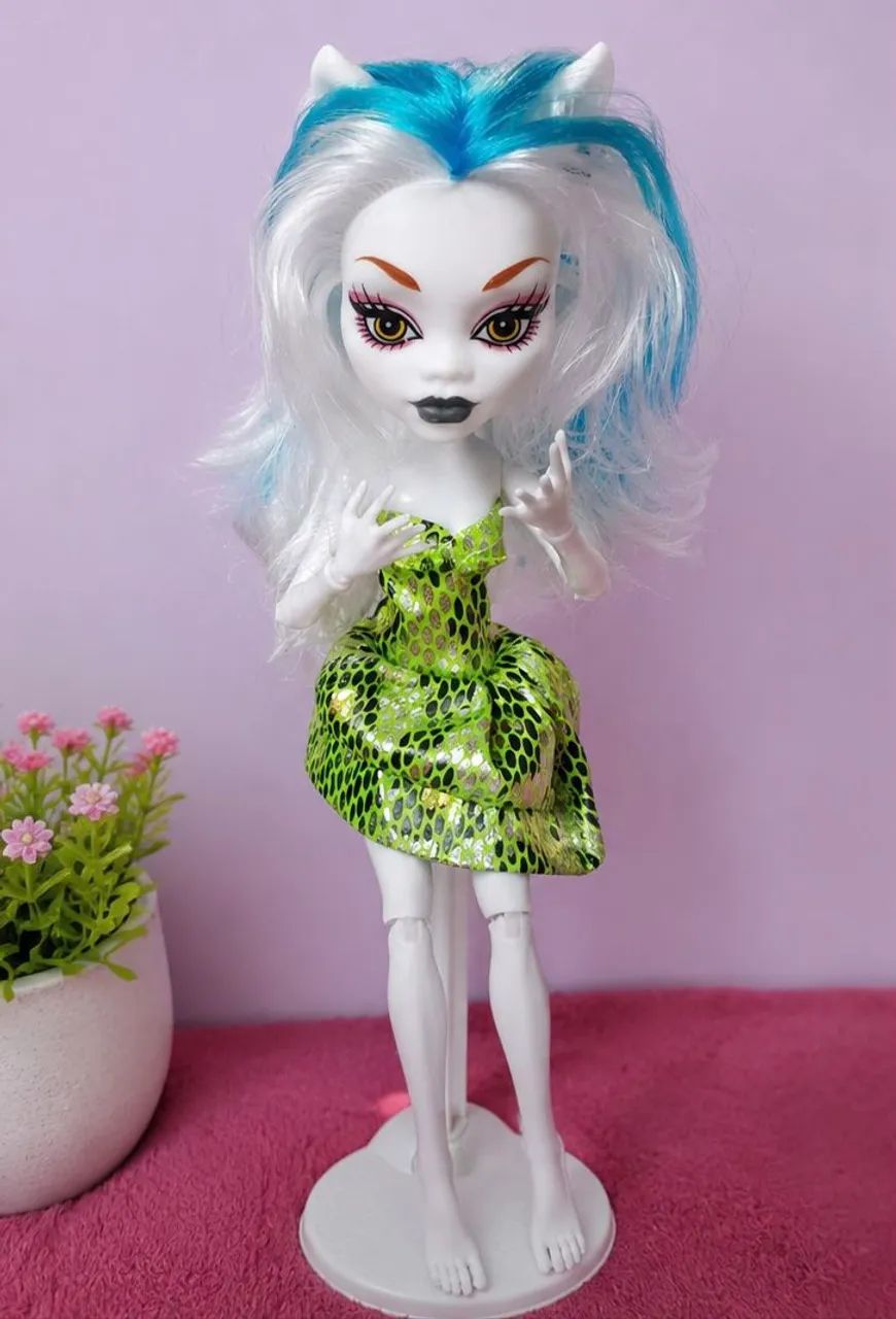 Boneca estilo monster high 