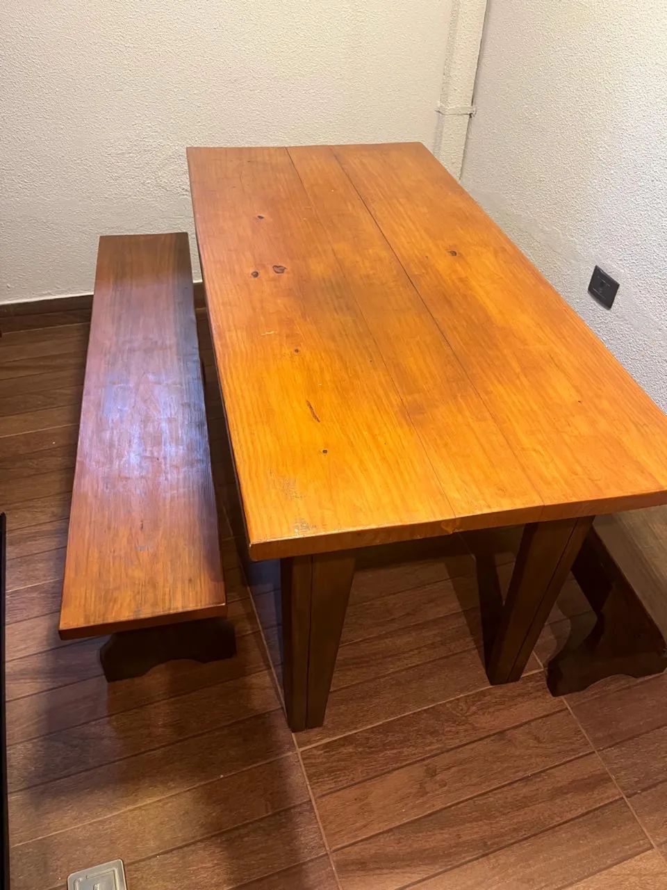 Conjunto mesa de madeira com bancos 