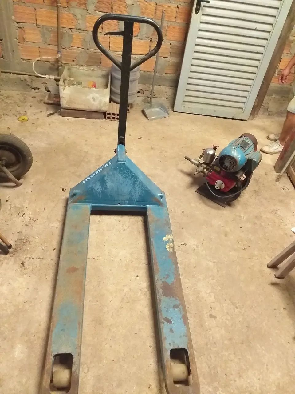 Vendo ferramentas diversas em perfeito estado de funcionamento como 