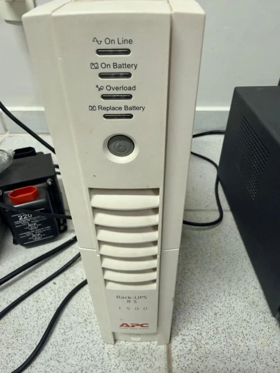 APC Back-UPS RS 1500 - 220V, funcionando normalmente, porém com as baterias sem autonomia  - Foto 4