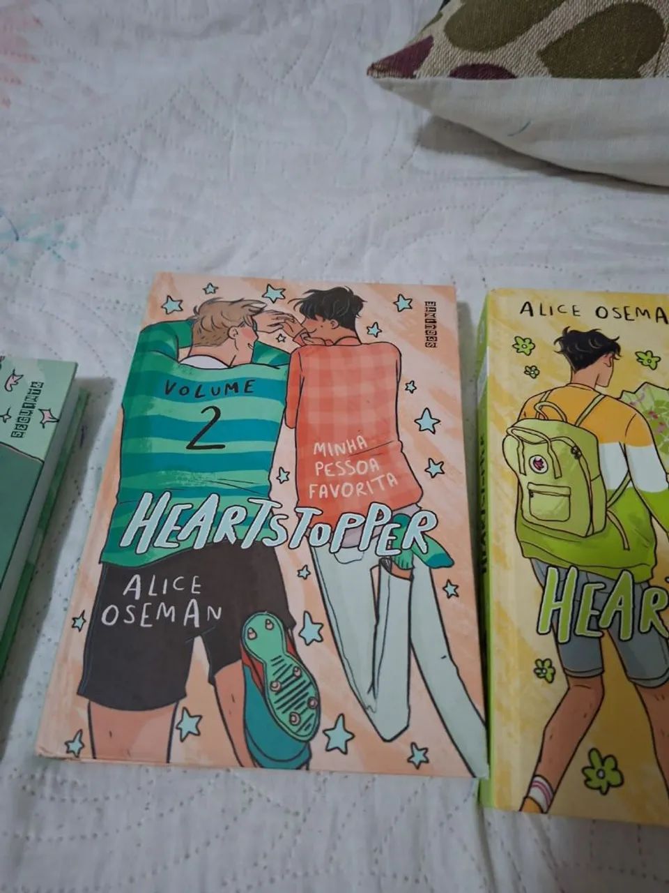 Livros seminovos, nome do livro: Heartstopper (tenho ate o terceiro volume.) - Foto 3