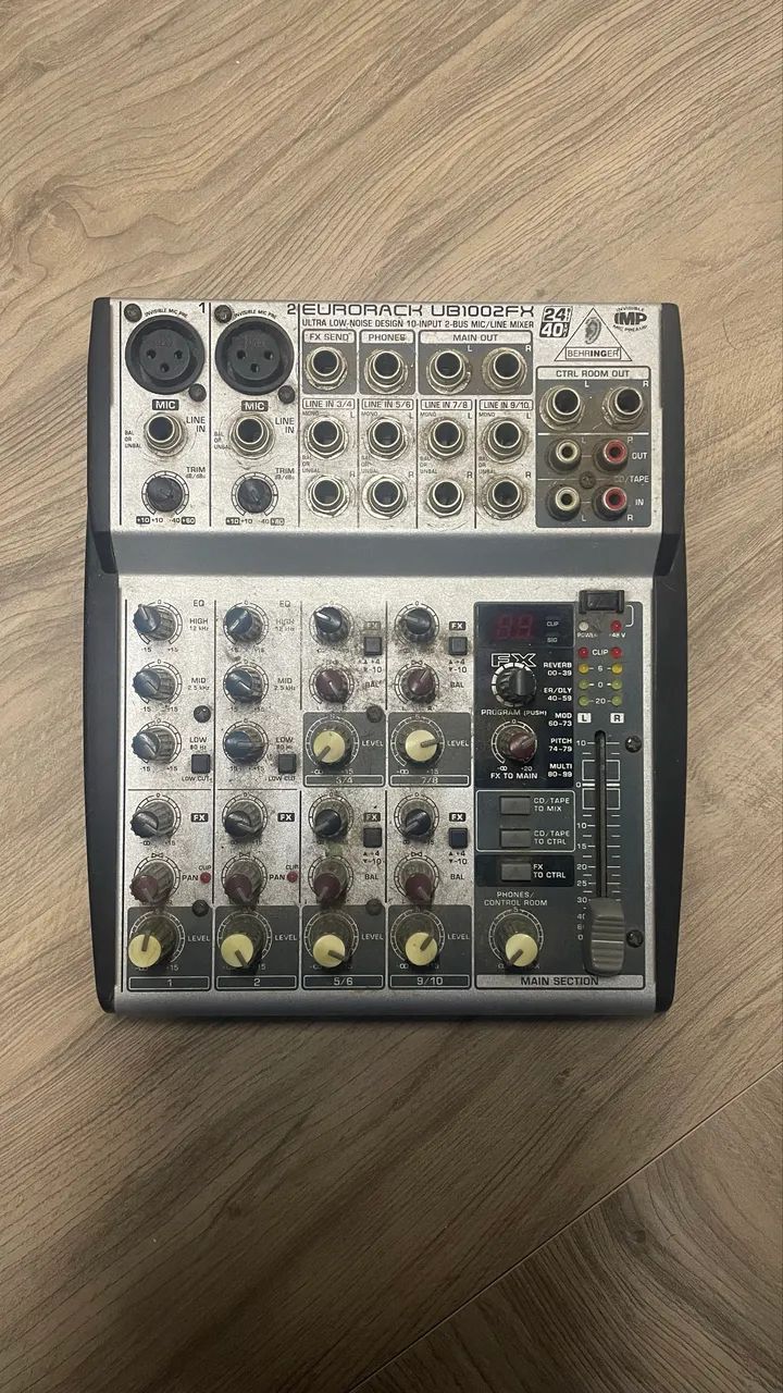 Mesa de Som Behringer Eurorack UB1002FX