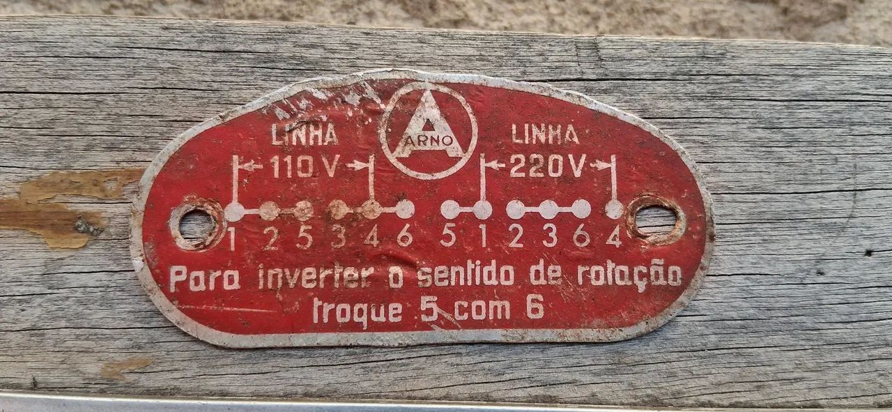 Placa de identificação técnica antiga da marca Arno.