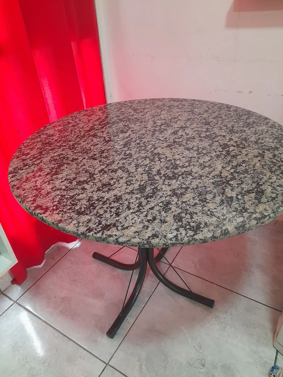 Mesa redonda de granito