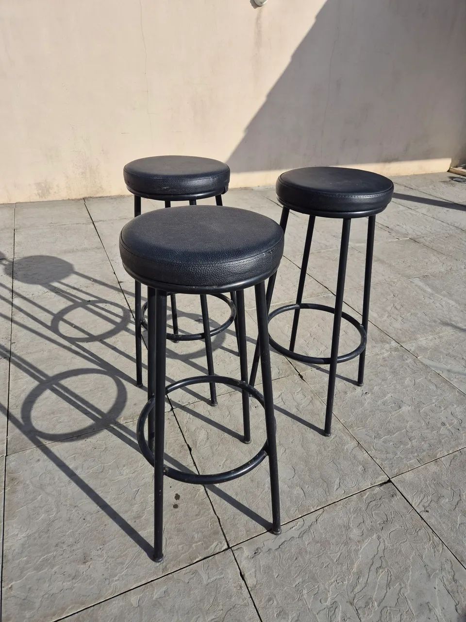 Vendo 3 Banquetas altas com almofadas - Foto 2