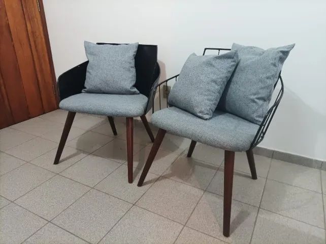 Duas poltronas com 3 almofadas - Reformadas recentemente  - Foto 2