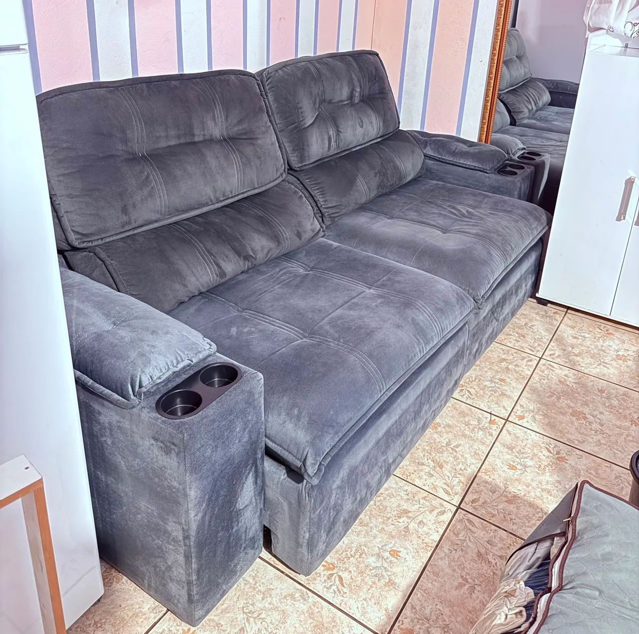 Sofá Retrátil Suede Chumbo - Estado de Novo, Super Confortável - Foto 2