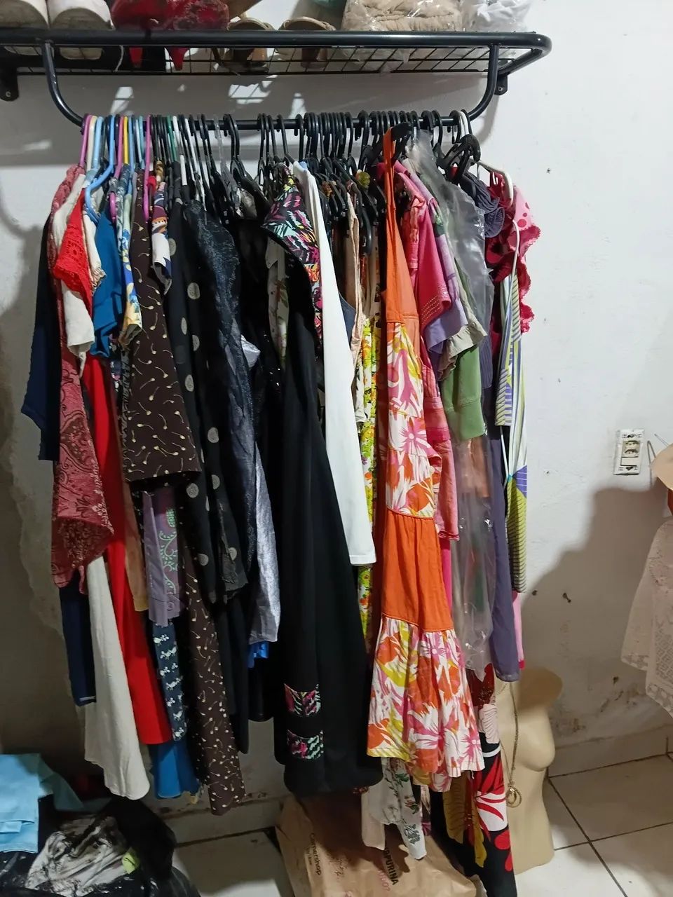 Lote com 200 peças de roupa para brecho perfeito estado 