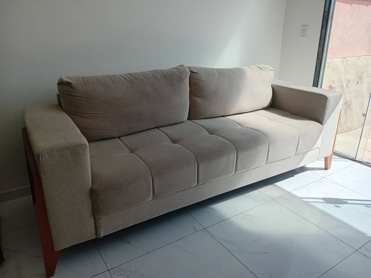 Vendo sofá de Linho Cru de 5 lugares e pés em madeira . - Foto 3