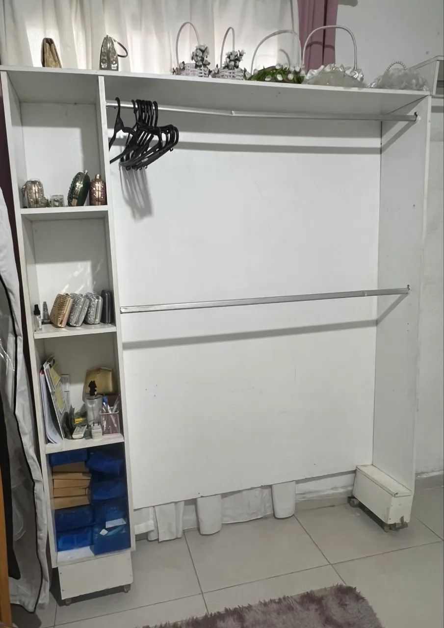 Closet com cabideiro duplo e prateleiras, madeira maciça com rodinhas  - Foto 2