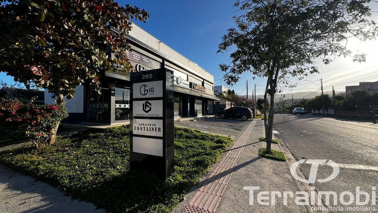 Sala comercial com 68m² para locação anual no Centro de Garopaba/ SC.