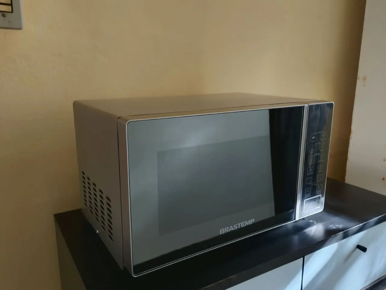 Microondas Brastemp espelhado 20 L - Foto 2