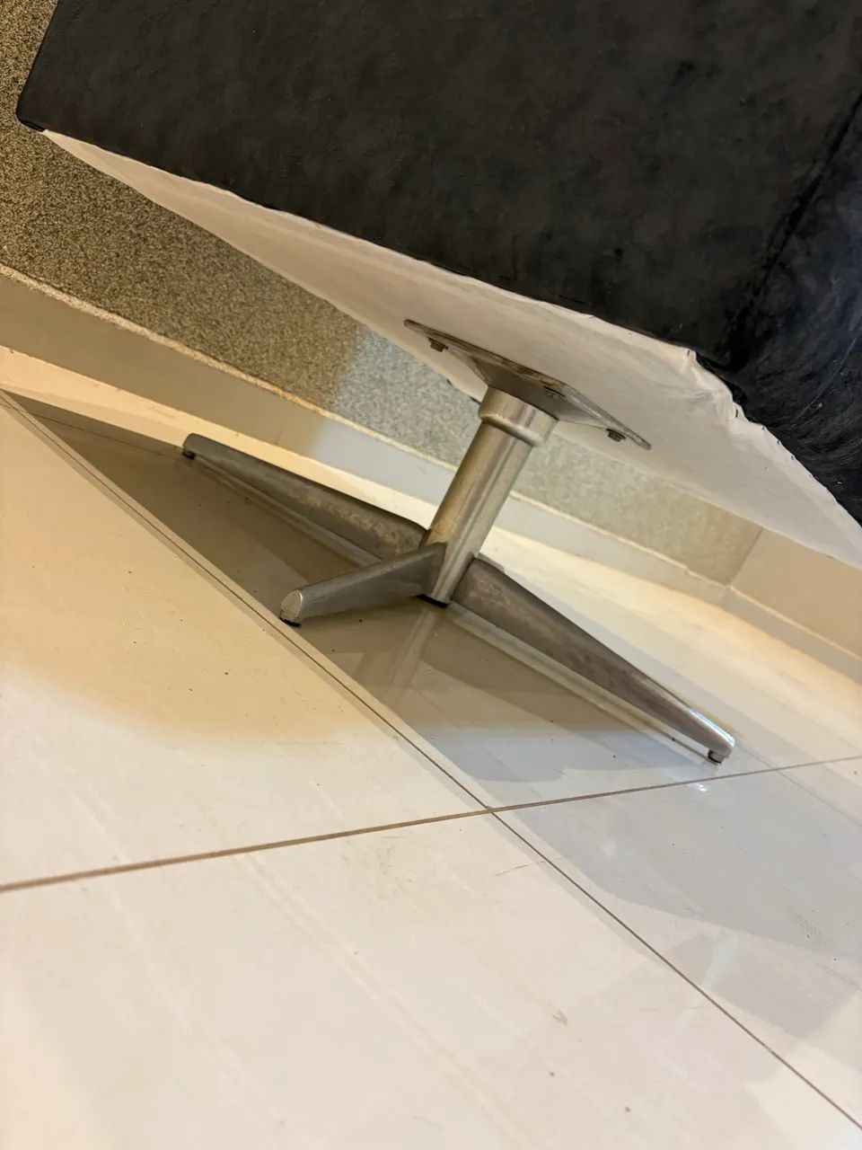 Poltrona Giratória Preta em Suede - Nova / Impecável - Foto 5