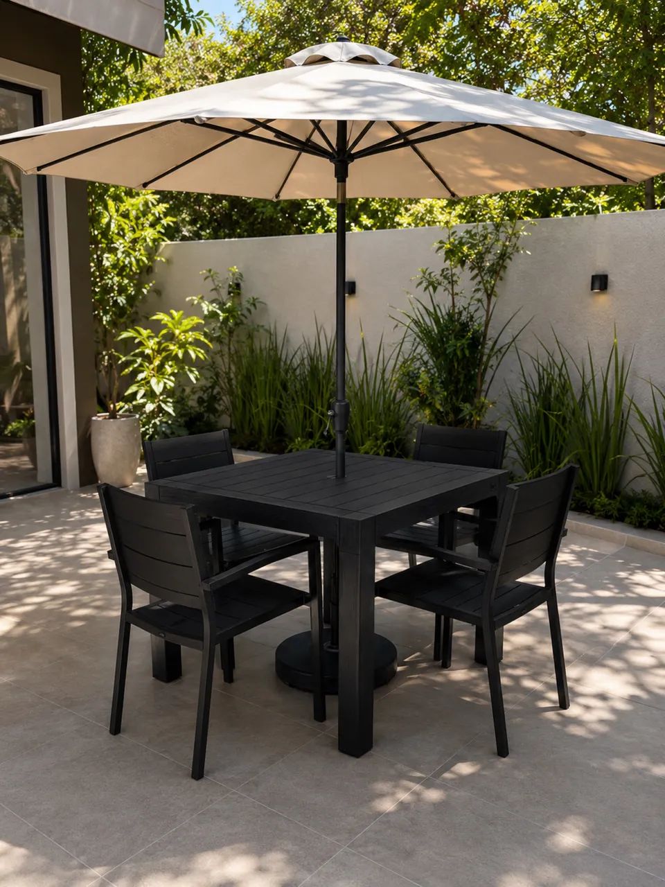 Mesa de plástico reforçado preta com pés removíveis perfeita para área externa e interna.  - Foto 2