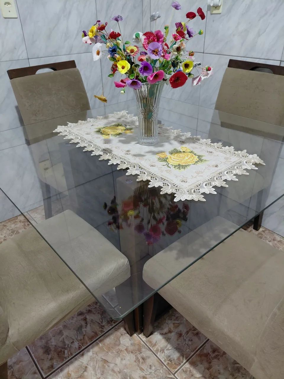 Vendo mesa com 4 cadeiras e 1 aparador e um espelho. Retirar em Capoeiras  - Foto 2