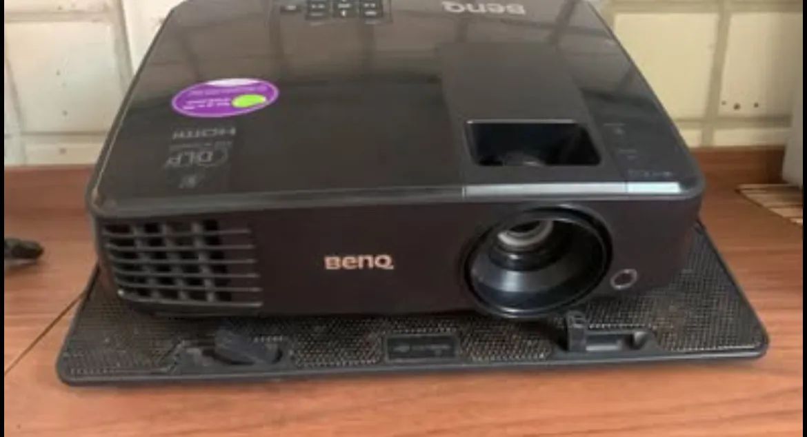 Projetor Benq 3000 lumens sem detalhes