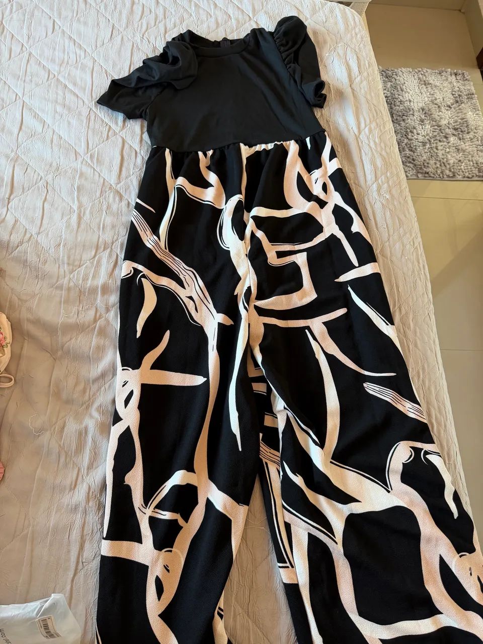 Vendo combo de roupas , 2 conjuntos e 1 macacão  - Foto 2