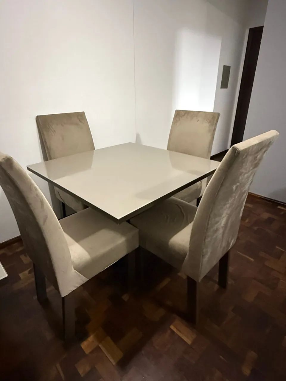 Mesa linda com cadeiras 
