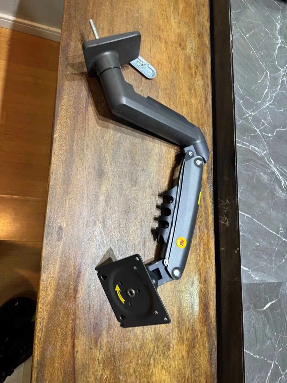 Braço articulado para monitor até 30 polegadas 