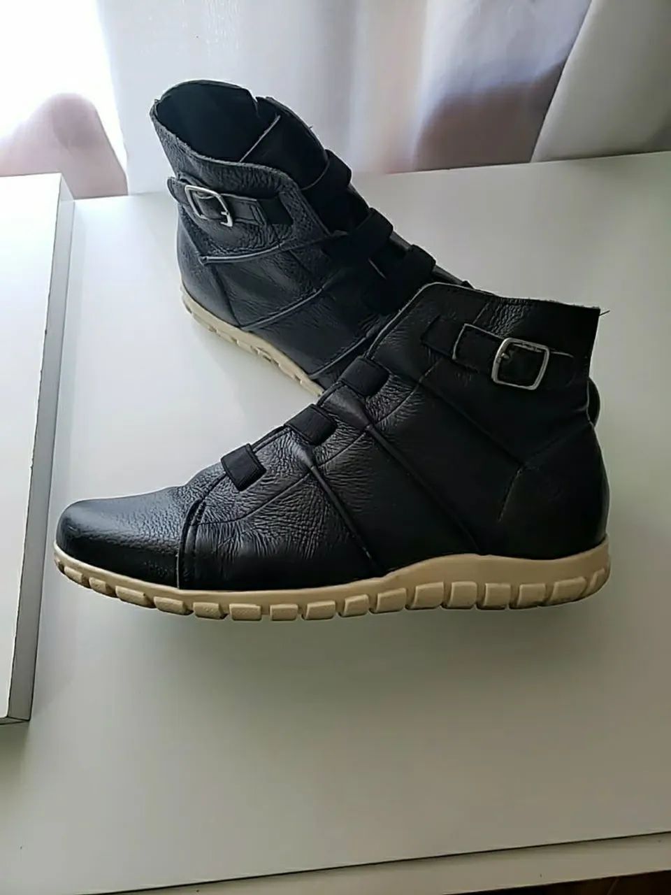 Botas preta e branca - número 37 - Foto 2