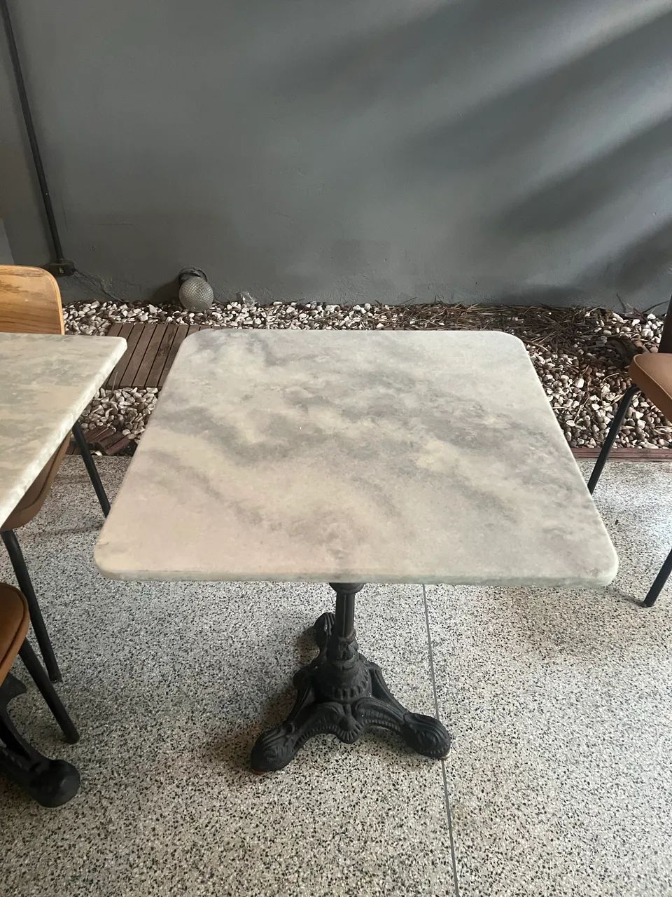 Mesa vintage com tampo de pedra/mármore e base de ferro fundido
