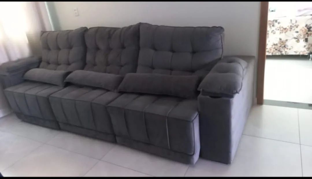 Sofá, poltronas e geladeira