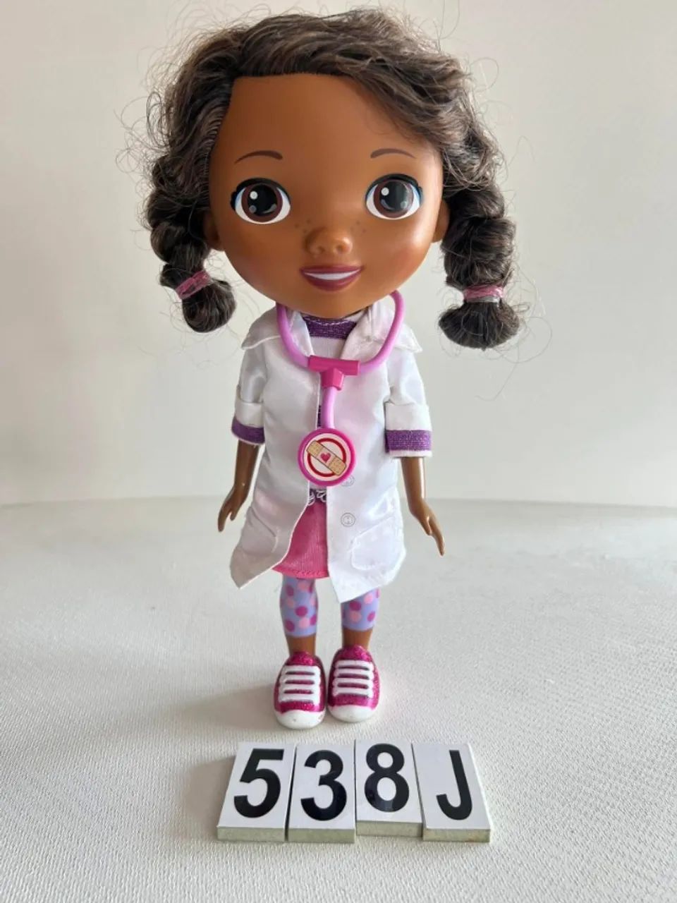 BONECA DR BRINQUEDOS DISNEY STORE FALA E CANTA EM INGLES