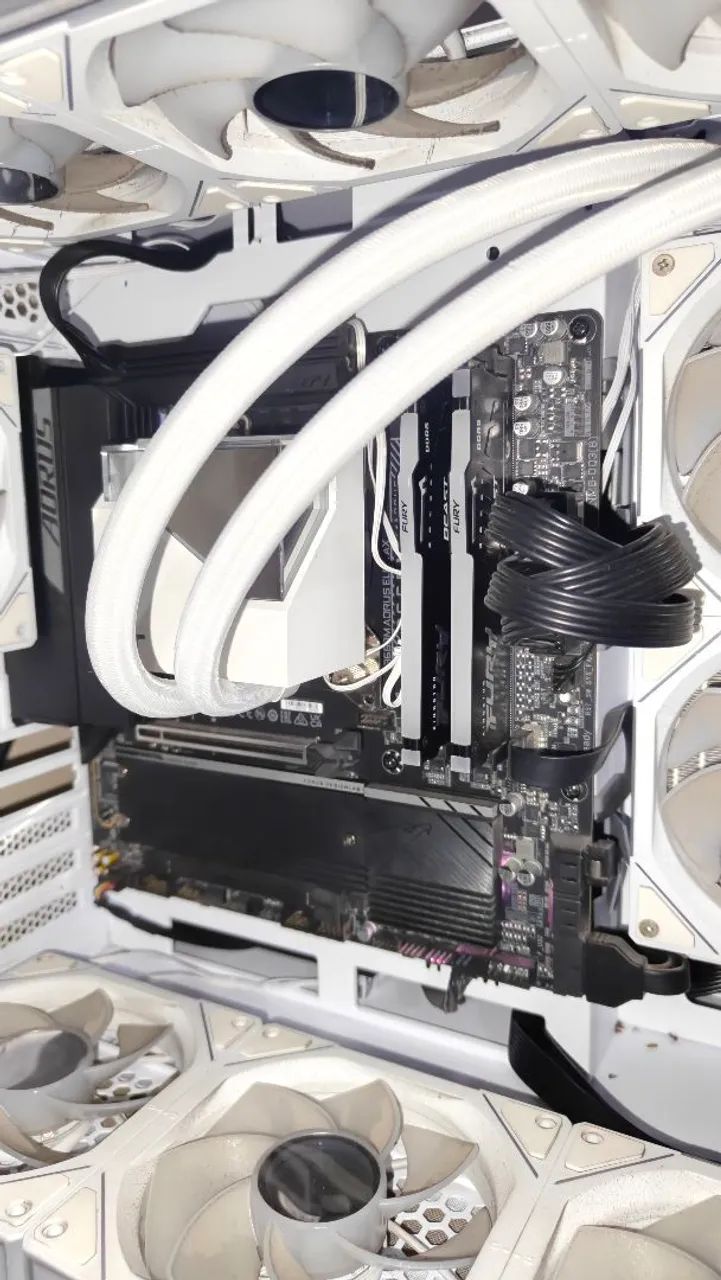 B650M AORUS ELITE AX - Foto 2