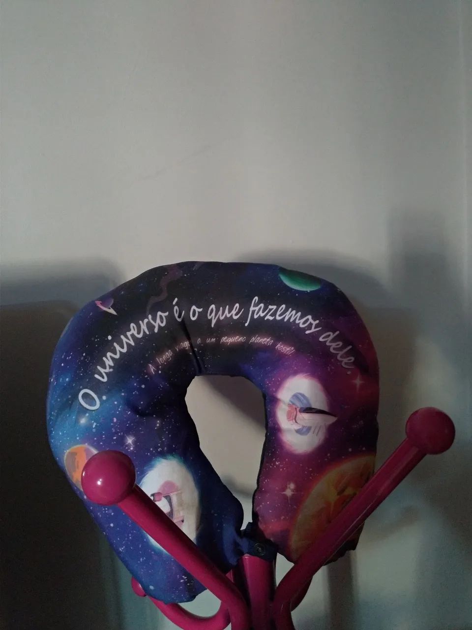 Almofada de pescoço temática para viagem.  - Foto 3