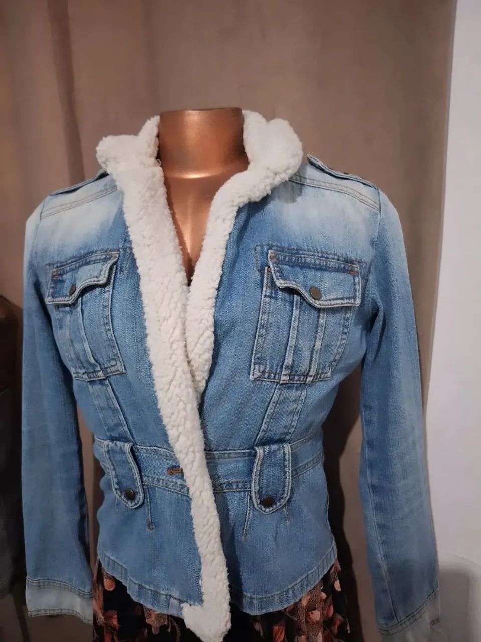 Jaqueta jeans com pelinhos em volta tm P/M