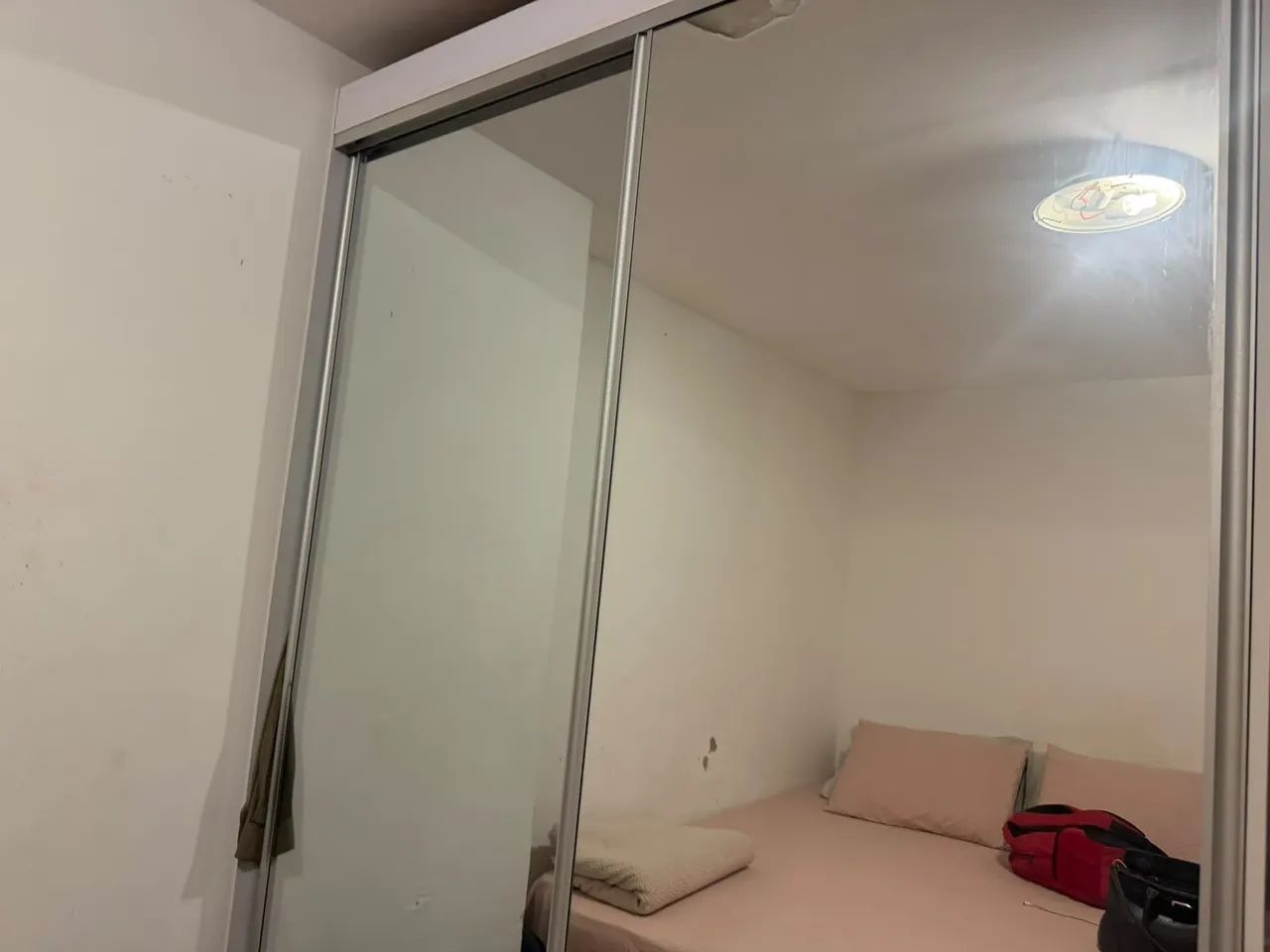 Guarda roupa com espelho