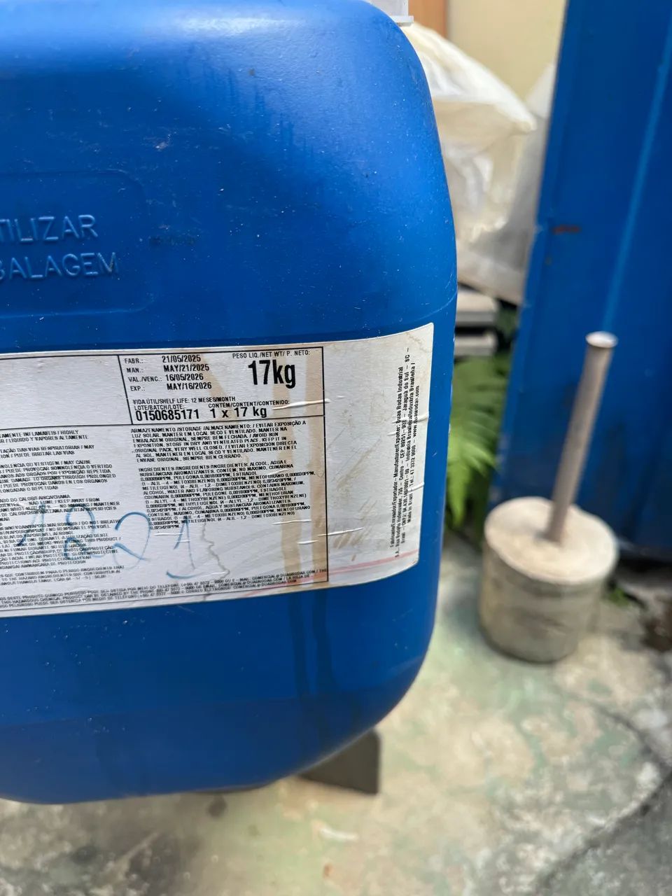 Vendo 5 galões altamente resistentes - capacidade 17kg cada 