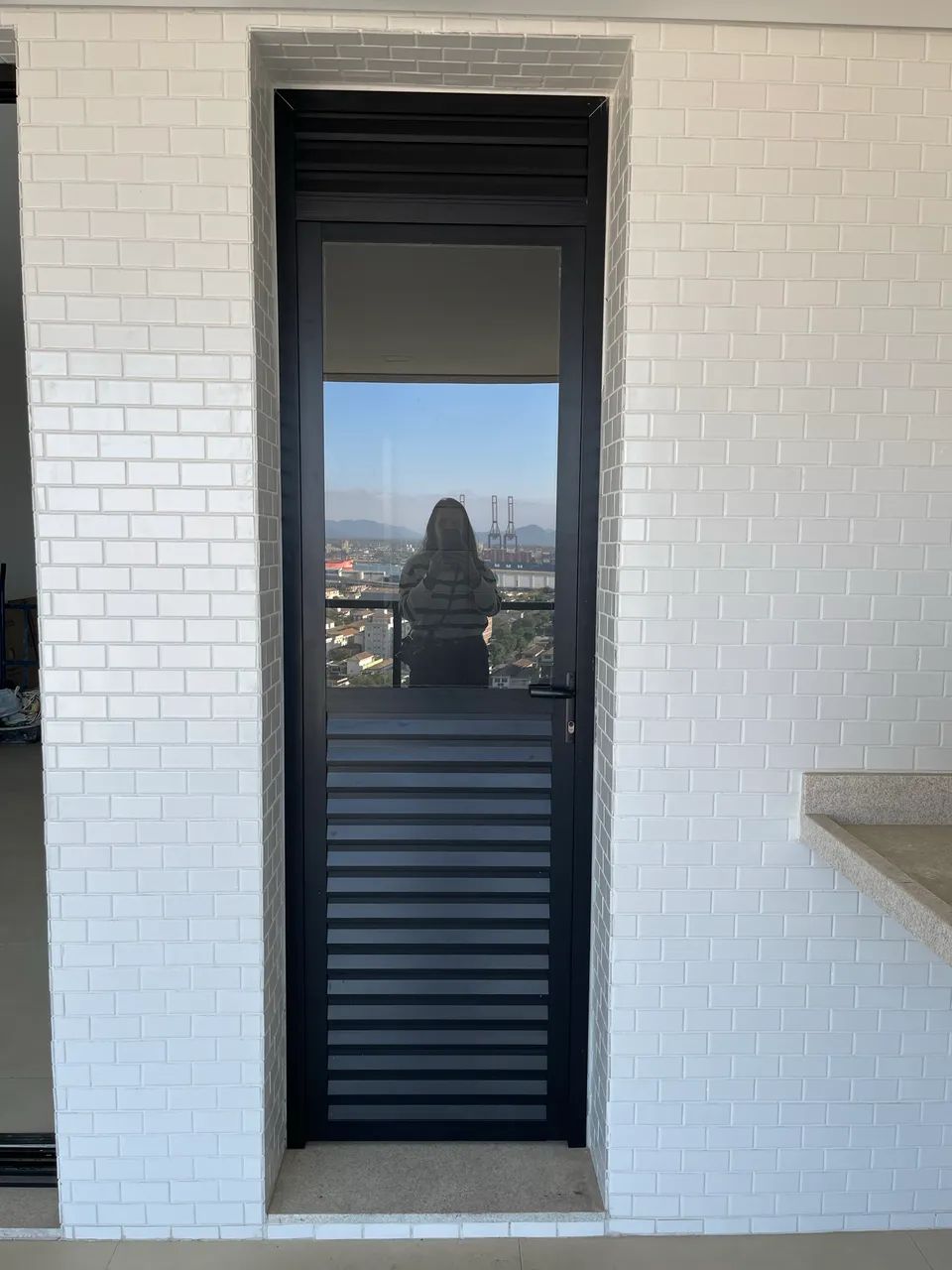 Porta alumínio preta para área de serviço 