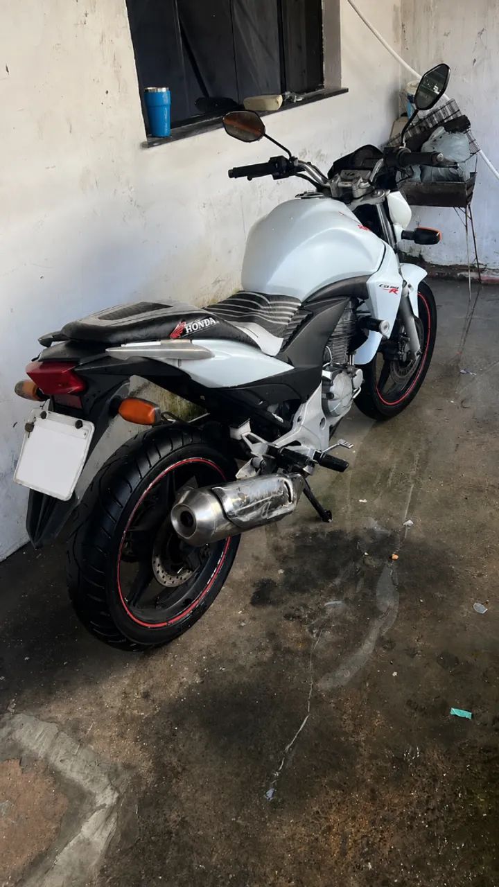 CB 300r 2014 Quitada porém com selos atrasados 