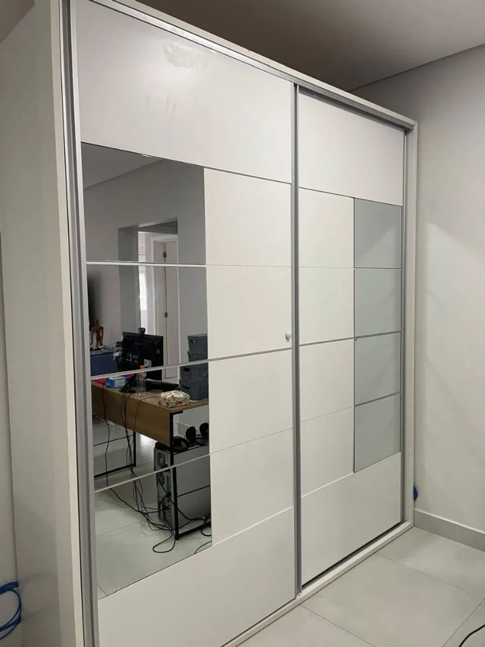 Guarda-Roupa Rudnick Branco com Espelhos nas Portas Grande e Forte em MDF