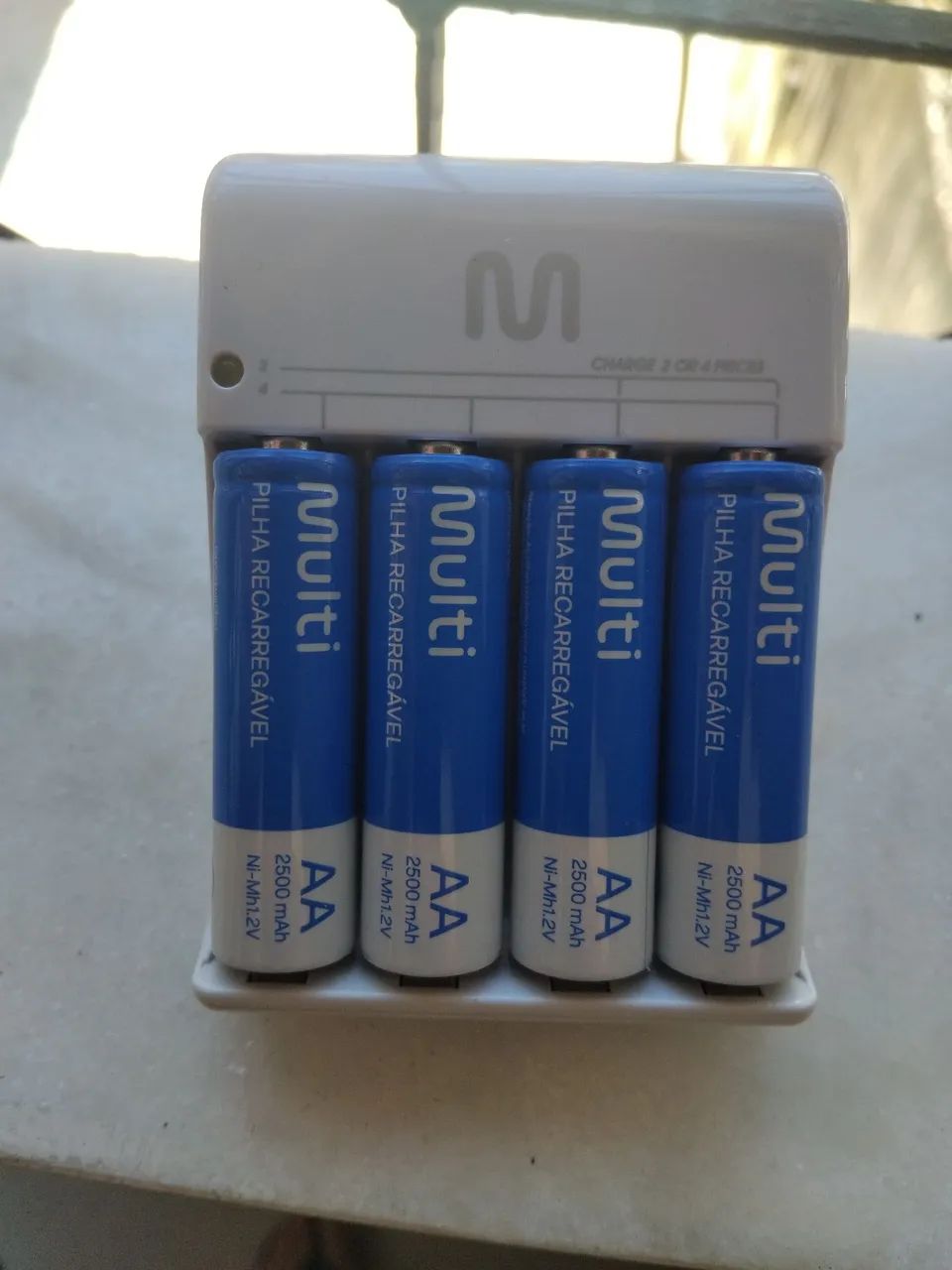 Carregador com 4 pilhas Multi AA/AAA bivolt - Novo