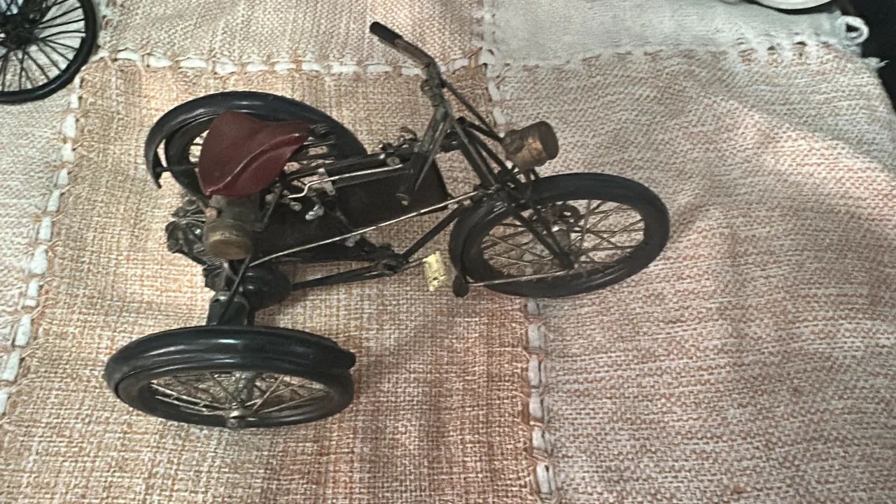 Bicicleta e motos antigas de lata  - Foto 5