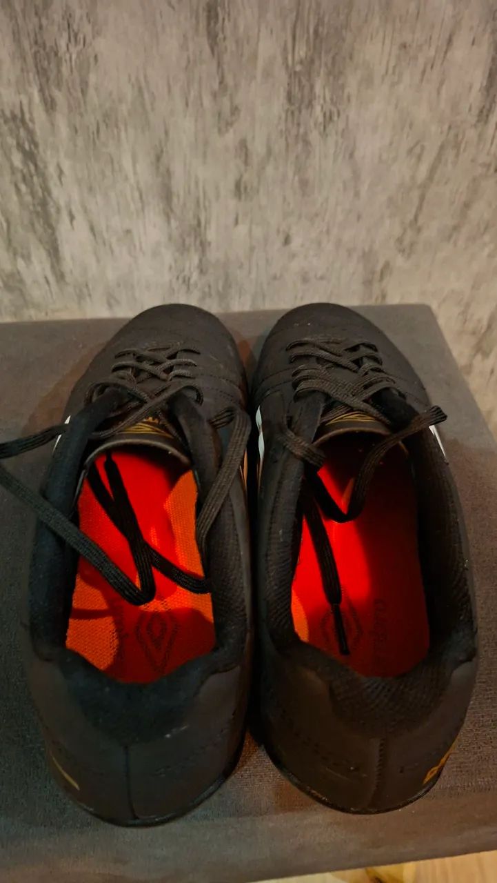 Chuteira umbro neo striker li Society pr - Foto 5