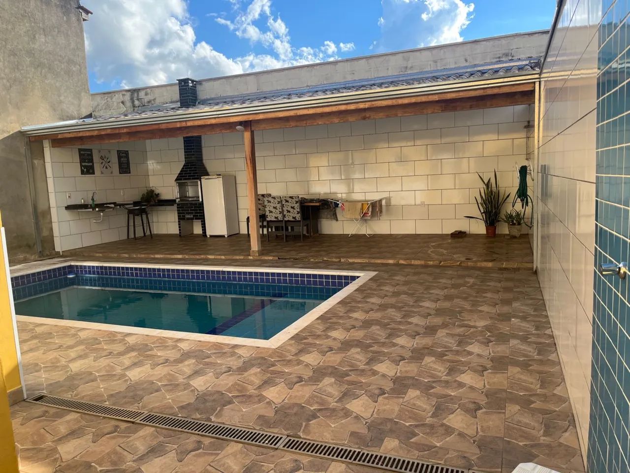 Sobrado com Edícula e Piscina -Aceita Permuta