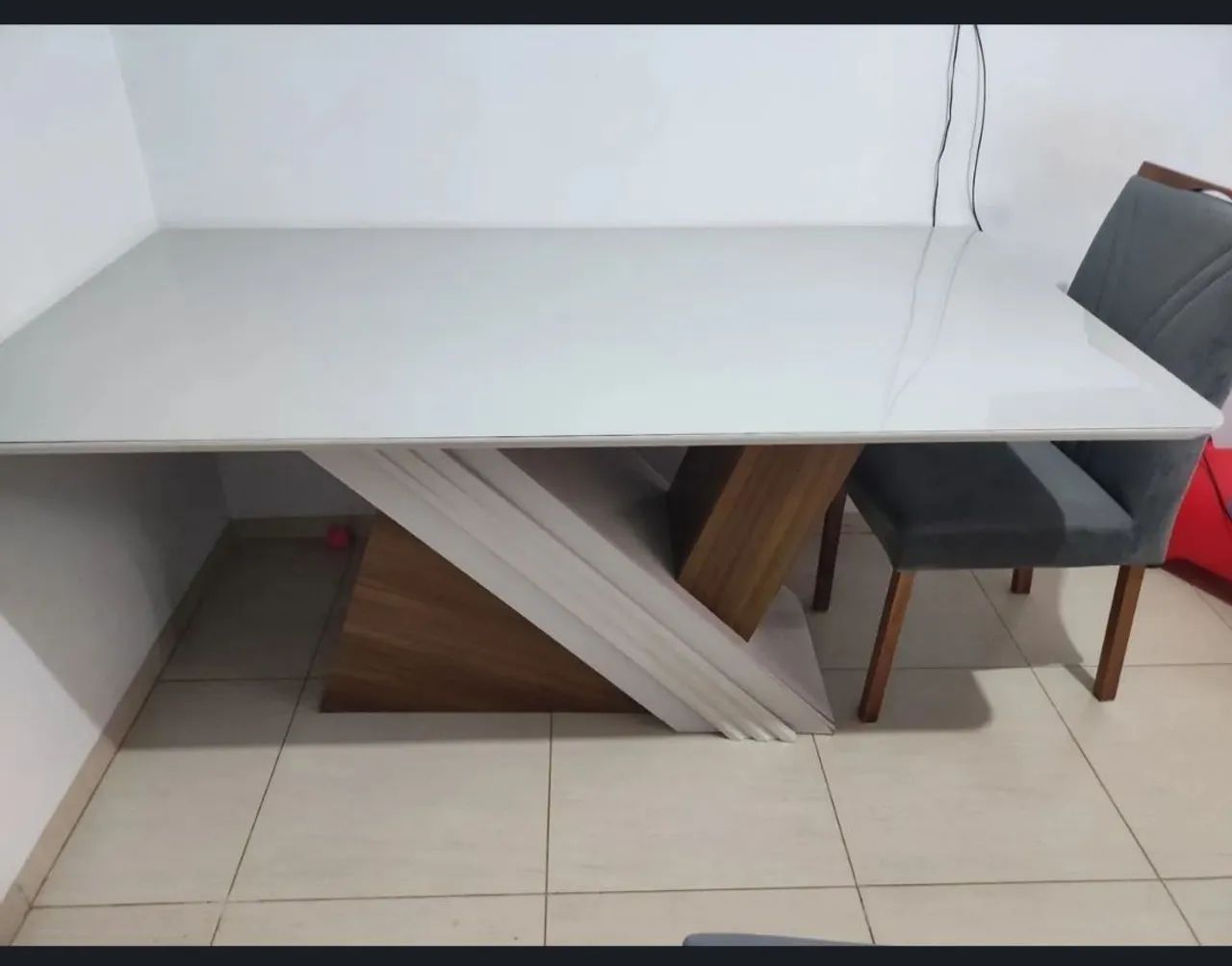 Vendo mesa de luxo com tampo de vidro e 6 cadeiras  - Foto 3