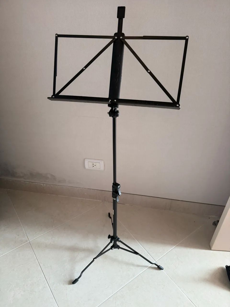 Estante de Partitura Metálica Dobrável Altura ajustável medindo de 50 cm a 1,60  - Foto 2
