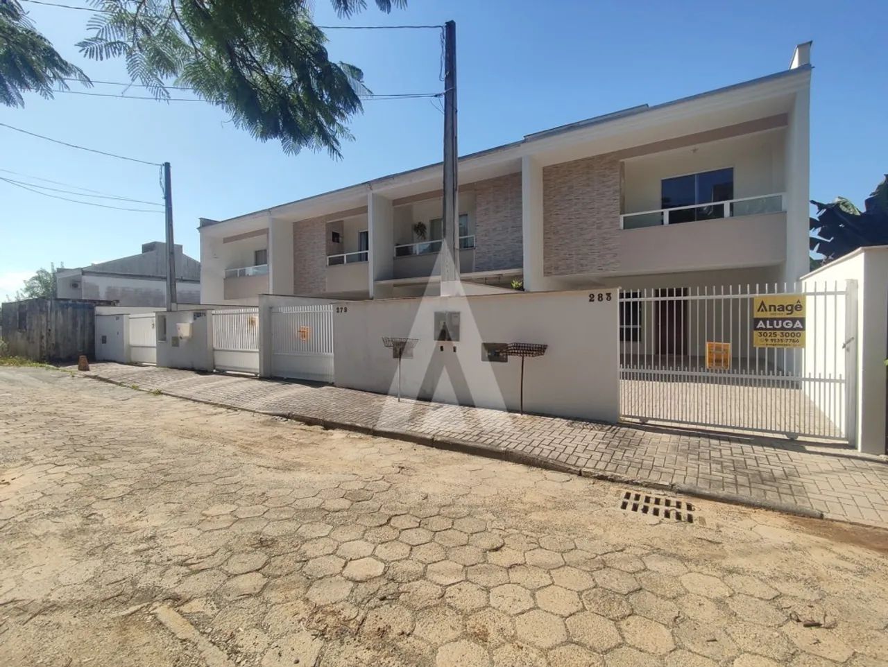 Geminado com 3 quartos e suíte no bairro Floresta.