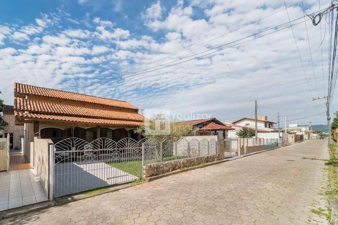 Casa Residencial à venda, Carianos, Florianópolis - CA0210.