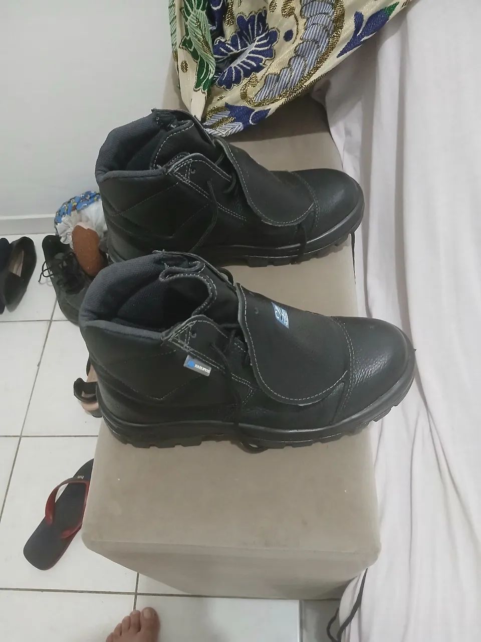 bota da marca marvalis e um par de havaianas ambas pretas  - Foto 4