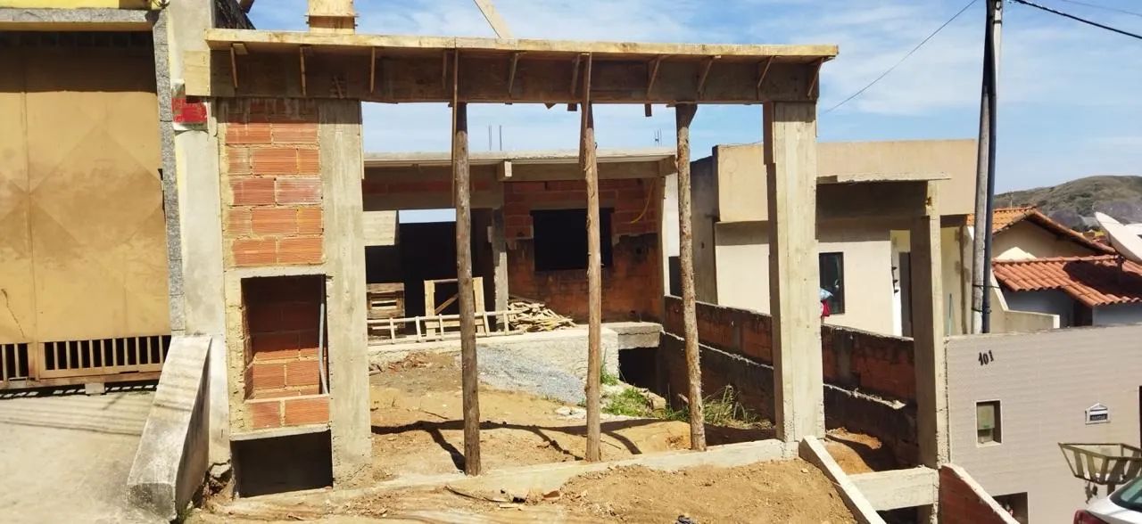 Terreno com obra iniciada
